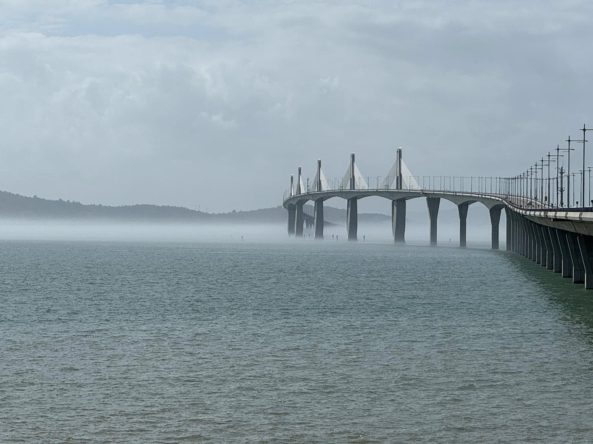 霧氣中的金門大橋,橋塔與橋面延伸跨越海面